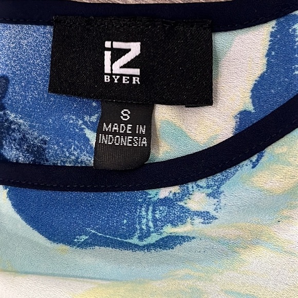 IZ Byer Peekaboo Back Lattice Blue Abstract V-neck Top Watercolor Sz S Office - Picture 8 of 9